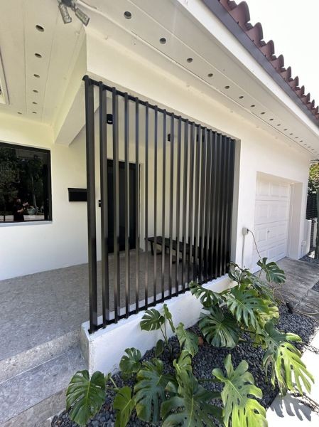Pagar Teras Dengan Desain Vertikal